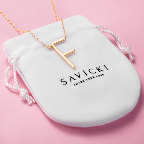 Naszyjnik celebrytka litera F Savicki: srebrny pozłacany, biały szafir